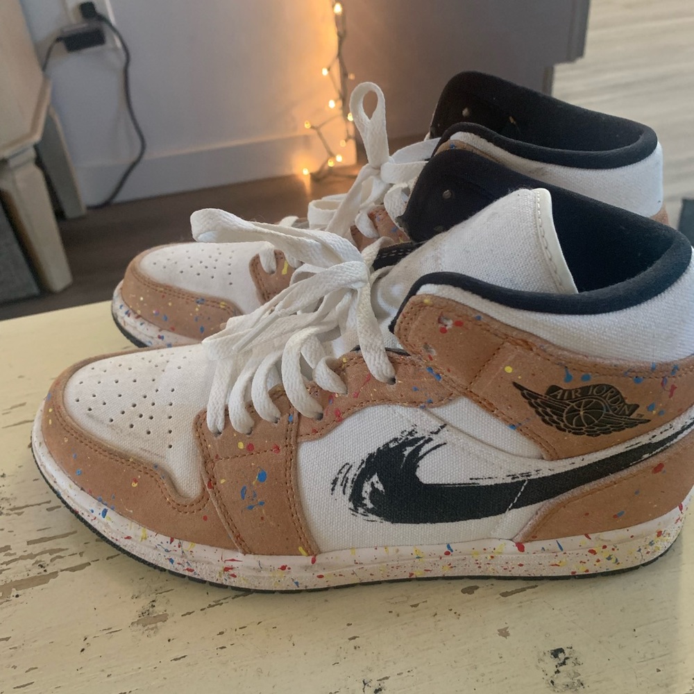 Air Jordan! Men’s 7.5 / 9.5 women’s